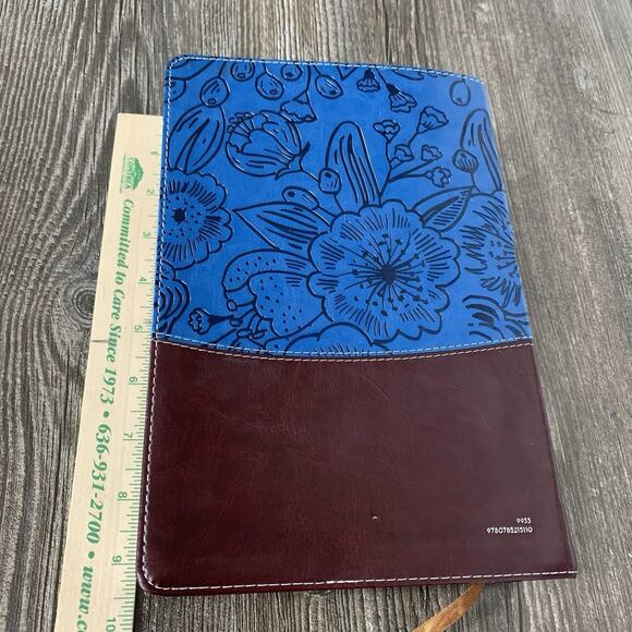 NIV, The Woman's Study - Imitation Leather, by Thomas Nelson; Patterson - Good - Picture 4 of 11